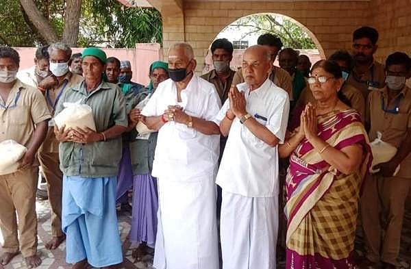 பேளூரில் துப்புரவு பணியாளர்களுக்கு அத்தியாவசியப் பொருள்களை வழங்கிய ஓய்வுபெற்ற அரசுப்பள்ளி தலைமையாசிரியர் பத்மசரவணன்.