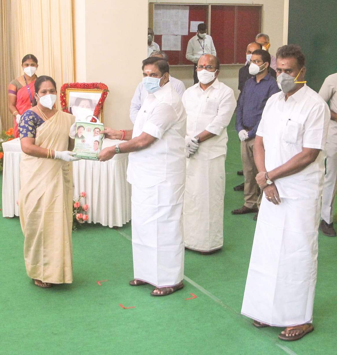 பொதுமக்களுக்கு கபசுர குடிநீர் வழங்கினார் முதலமைச்சர் எடப்பாடி பழனிசாமி. உடன் அமைச்சர் எஸ்.பி. வேலுமணி, துணை சபாநாயகர் பொள்ளாச்சி ஜெயராமன்.