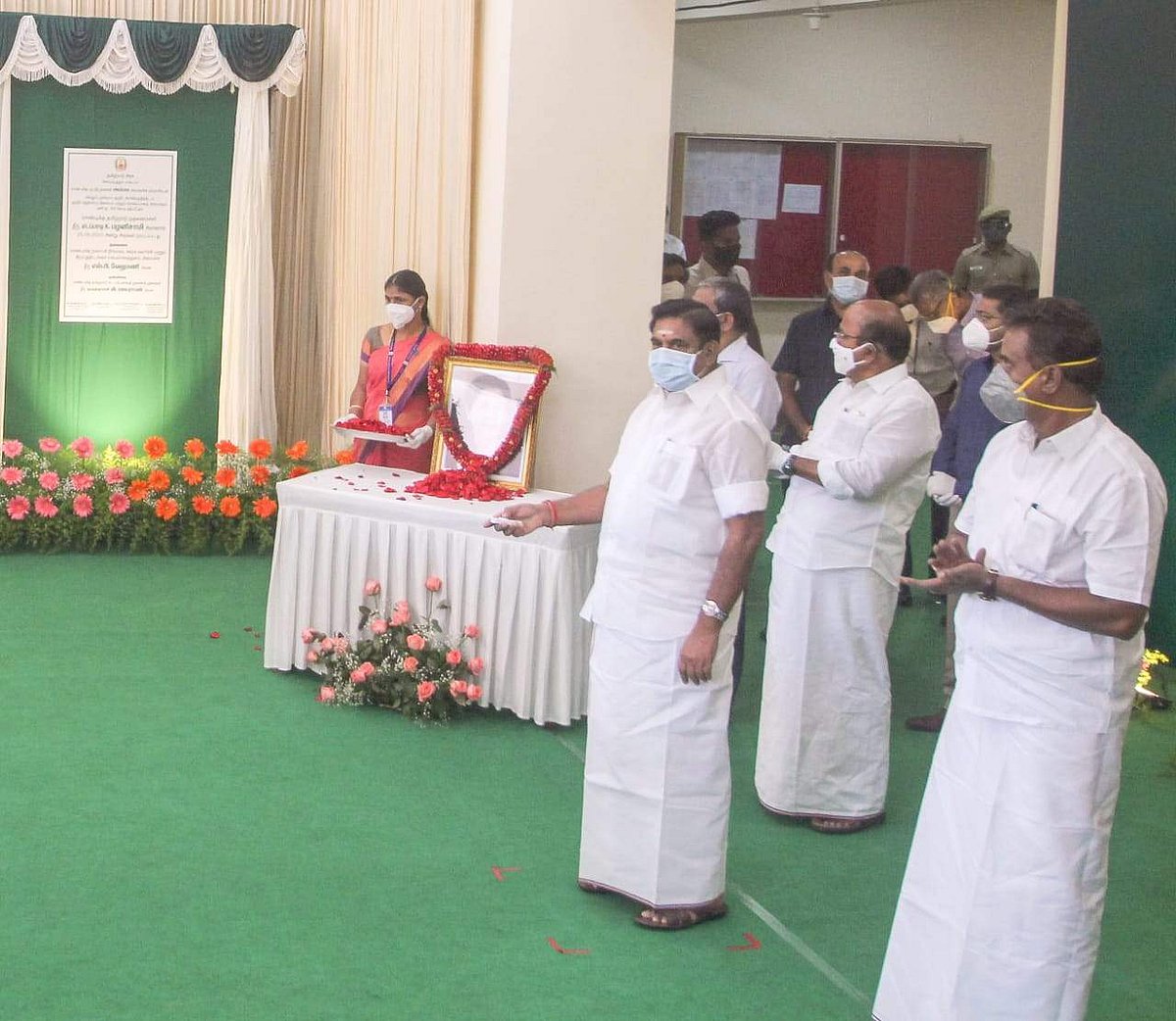 கோவையில் பொலிவுறும் நகர திட்டத்தின் கீழ் வாலாங்குளம், உக்கடம் குளம் உள்ளிட்ட ஆகியவற்றில் அமைக்கப்பட்டுள்ள பூங்காக்களை திறந்துவைத்தார் முதலமைச்சர் எடப்பாடி பழனிசாமி. உடன் அமைச்சர் எஸ் பி வேலுமணி, துணை சபாநாயகர் பொள்ளாச்சி ஜெயராமன் உள்ளிட்டோர் பங்கேற்றனர்.