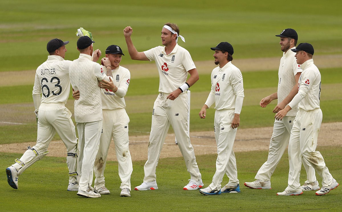 ஆசாத் ஷபிக் விக்கெட்டை வீழ்த்திய மகிழ்ச்சியில் பிராட் மற்றும் இங்கிலாந்து வீரர்கள்..