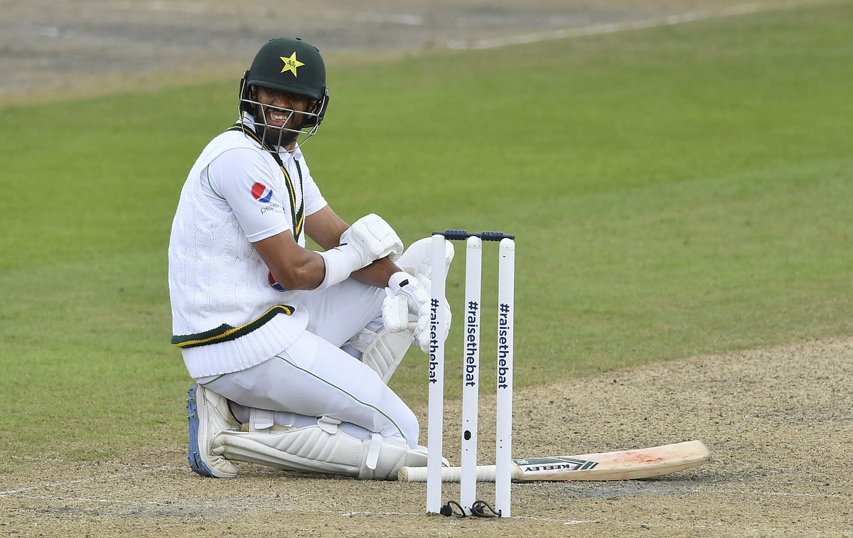 பிராட் வீசிய பந்து மசூத்தின் முழங்கையை தாக்கியது..