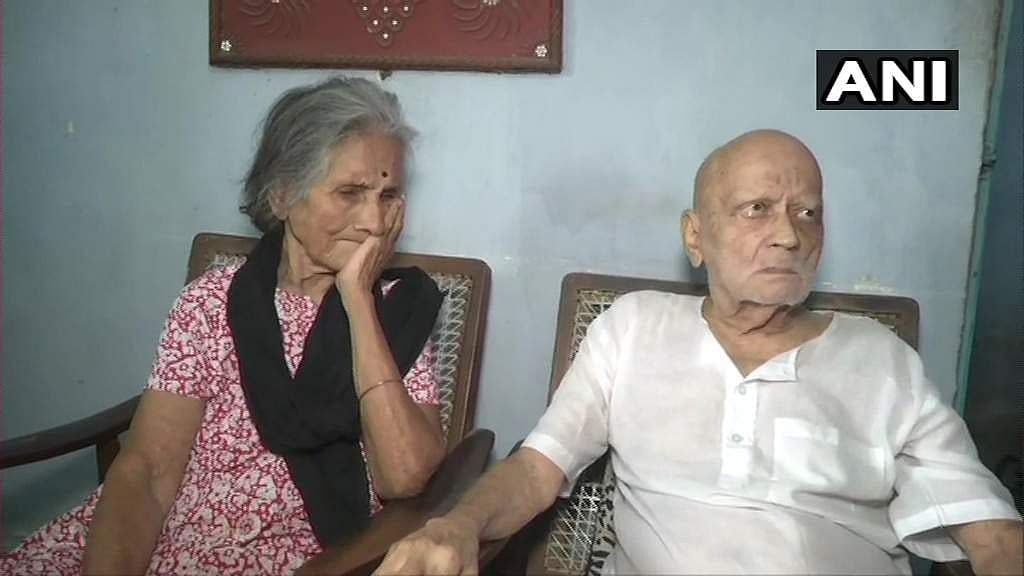 தீபக் சாத்தேவின் பெற்றோர்.