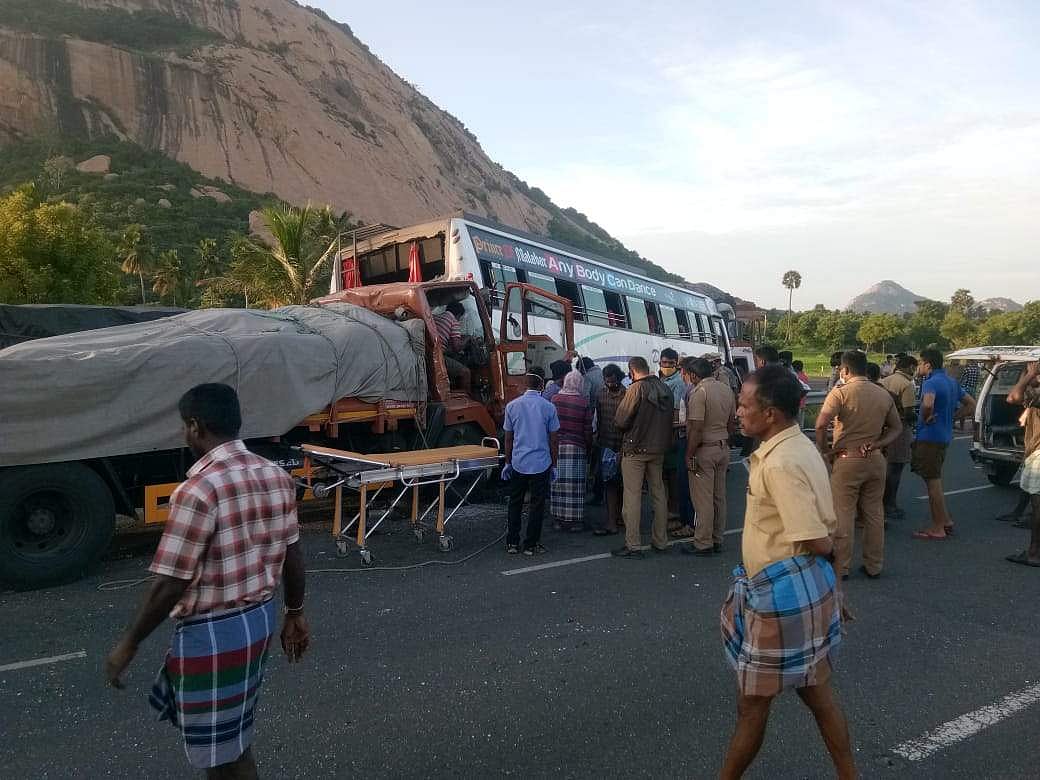 விபத்துக்குள்ளான லாரியில் சிக்கிக்கொண்ட ஓட்டுநரை மீட்கும் தீயணைப்பு வீரர்கள்.