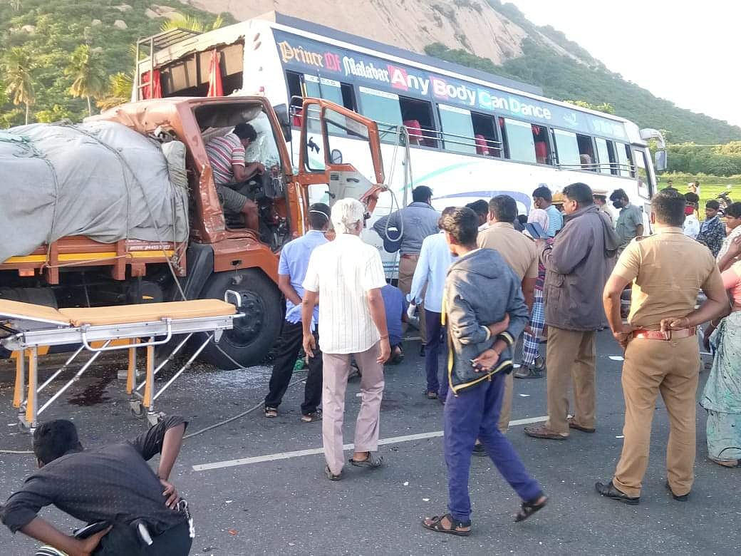 சங்ககிரி அருகே உள்ள கலியனூர் தேசியநெடுஞ்சாலையில் செவ்வாய்க்கிழமை தனியார் பேருந்து மீது மோதிய லாரி 