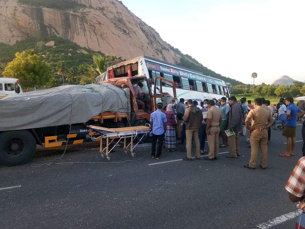 சங்ககிரி அருகே உள்ள கலியனூர் தேசியநெடுஞ்சாலையில் செவ்வாய்க்கிழமை தனியார் பேருந்து மீது மோதிய லாரி.