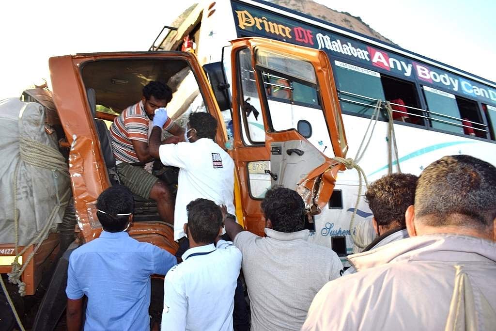 விபத்துக்குள்ளான லாரி ஓட்டுநருக்கு முதலுதவி அளிக்கும் 108 ஆம்புலன்ஸ் பணியாளர்