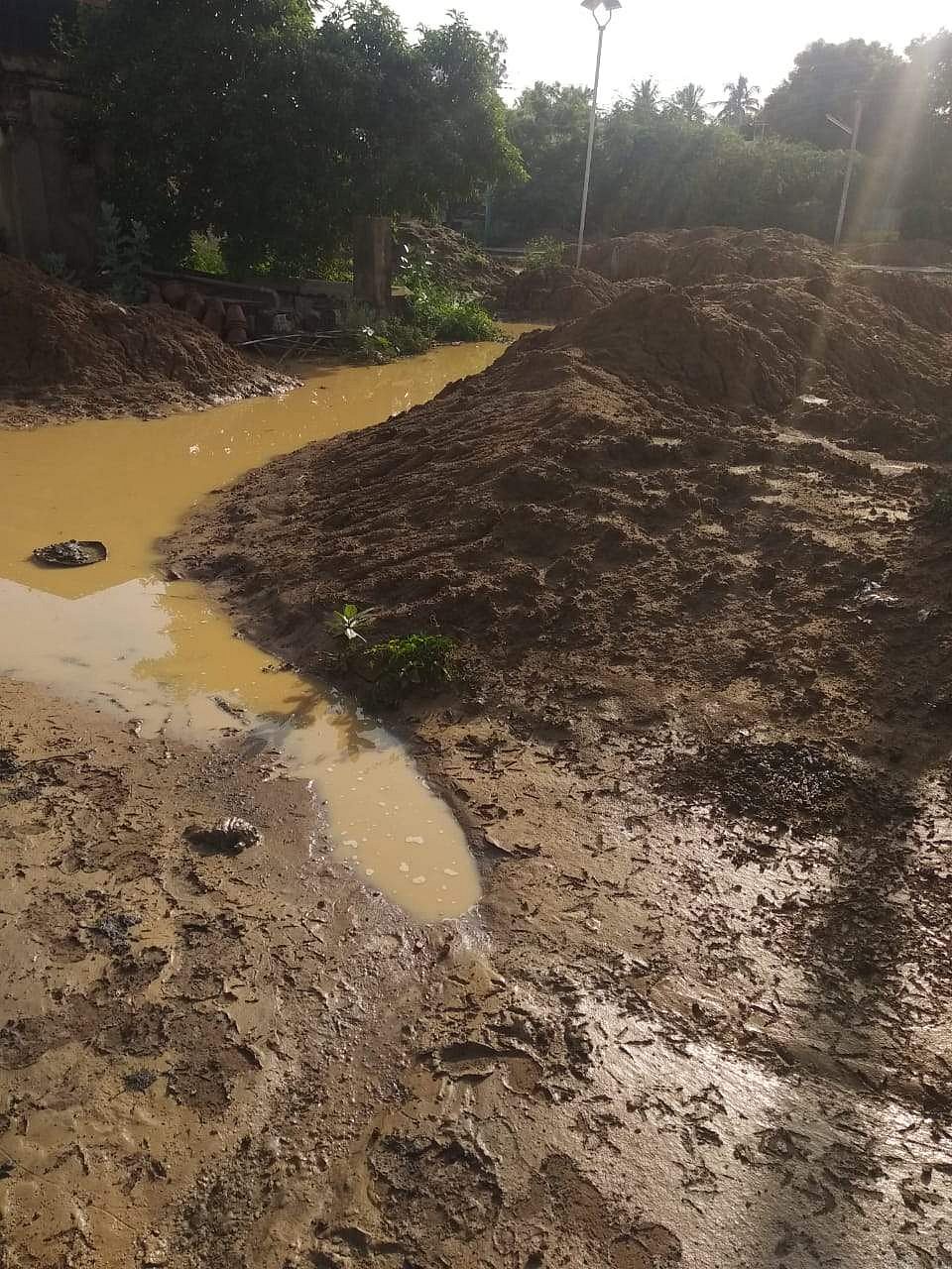 மானாமதுரையில் மண்பாண்டத் தொழில் கூடம் மழையால் சேரும் சகதியுமாகக் காணப்படுகிறது.