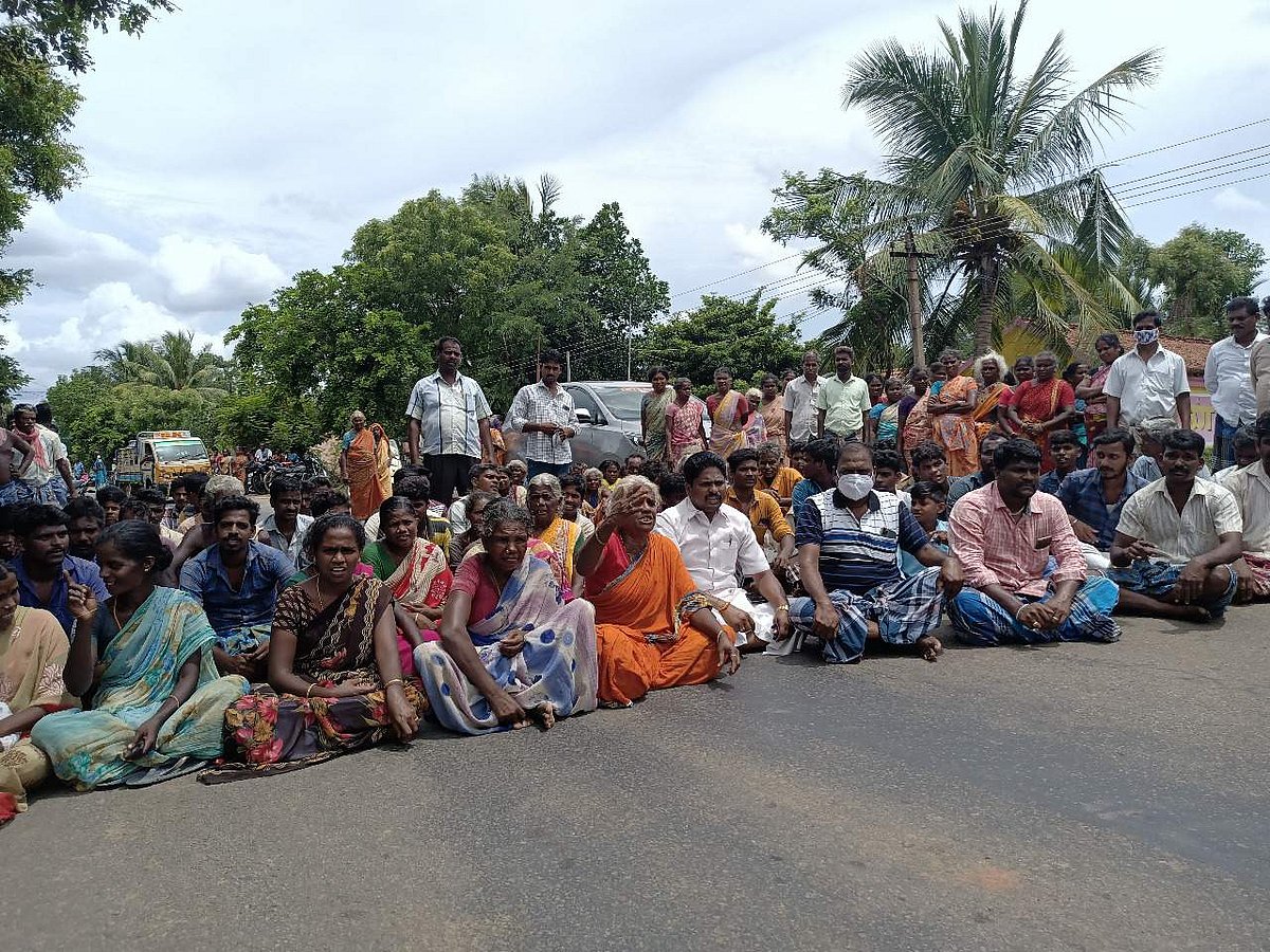 சாலை மறியலில் ஈடுபட்ட எலந்தங்குழி கிராம மக்கள்