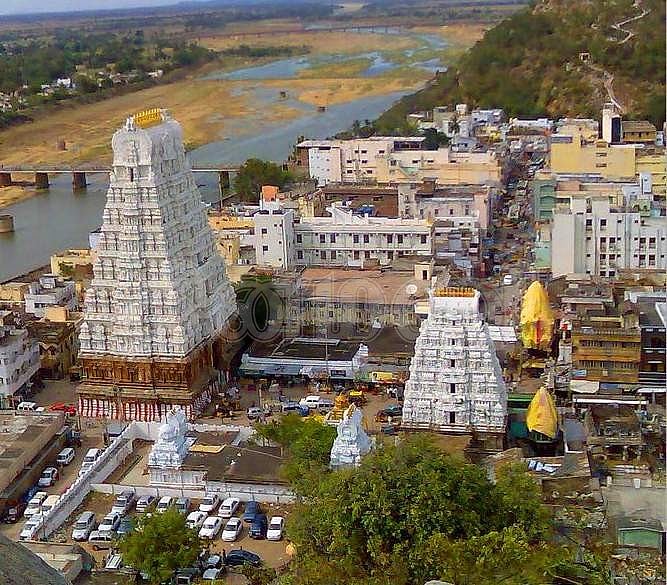  திருக்காளத்தீசுவரர் கோயில் கோபுரம்