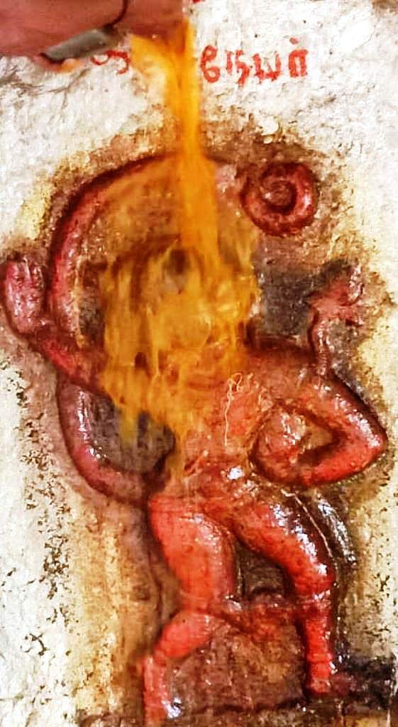 சங்ககிரி மலையில் 4-வது மண்டபத்தில் உள்ள அருள்மிகு ஆஞ்சனேயர் சுவாமிக்கு மூல நட்சத்திரம், அனுமன் ஜயந்தியையொட்டி நடைபெற்ற  சிறப்பு அபிஷேகம்.