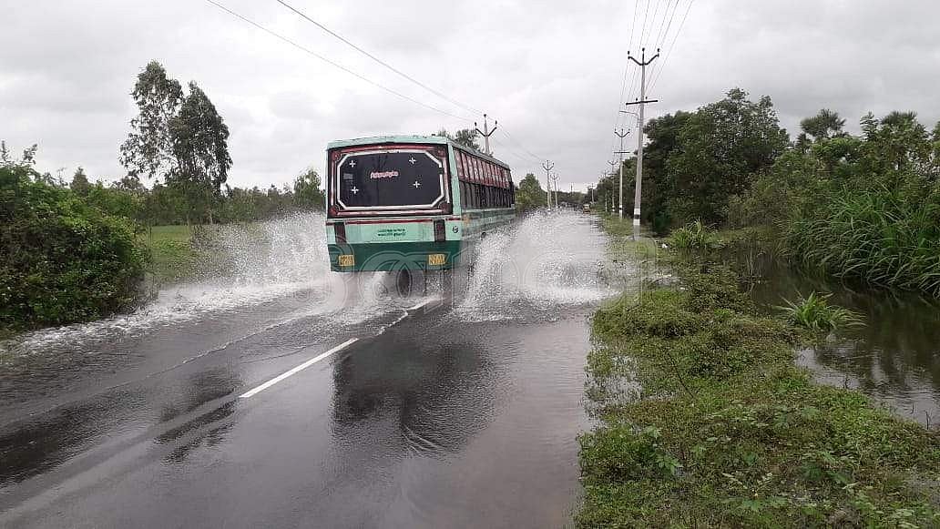 வேதாரண்யம் - பட்டுக்கோட்டை பிரதான சாலையில் ஆதனூர் பகுதியில் சாலையை மூழ்கடித்துச் செல்லும் வெள்ள நீரின் இடையே செல்லும் பேருந்து, வாகனங்கள்.