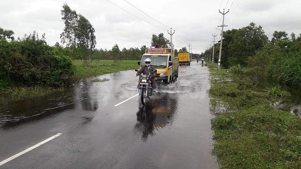 வேதாரண்யம் - பட்டுக்கோட்டை பிரதான சாலையில் ஆதனூர் பகுதியில் சாலையை மூழ்கடித்துச் செல்லும் வெள்ள நீரின் இடையே செல்லும் பேருந்து, வாகனங்கள்.