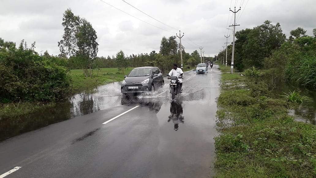 வேதாரண்யம் - பட்டுக்கோட்டை பிரதான சாலையில் ஆதனூர் பகுதியில் சாலையை மூழ்கடித்துச் செல்லும் வெள்ள நீரின் இடையே செல்லும் பேருந்து, வாகனங்கள்.