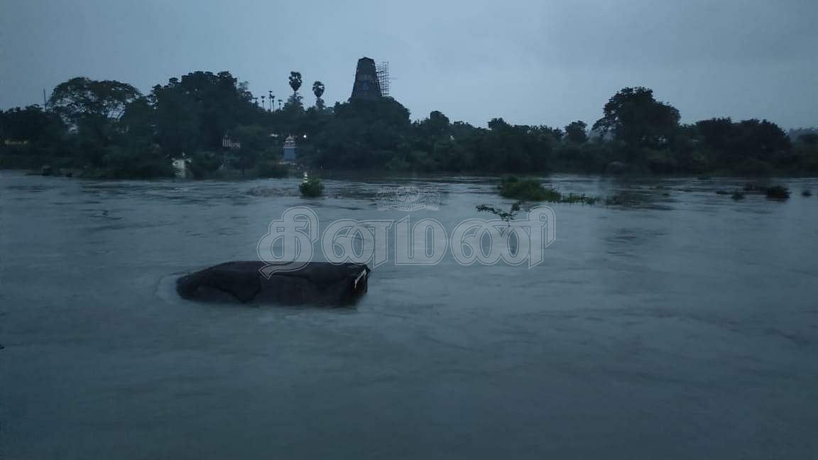 அம்பாசமுத்திரம் தாமிரவருணி கரையில் உள்ள ஆயிரங்கால் மண்டபம் மூழ்கியபடி வெள்ளநீர் செல்கிறது