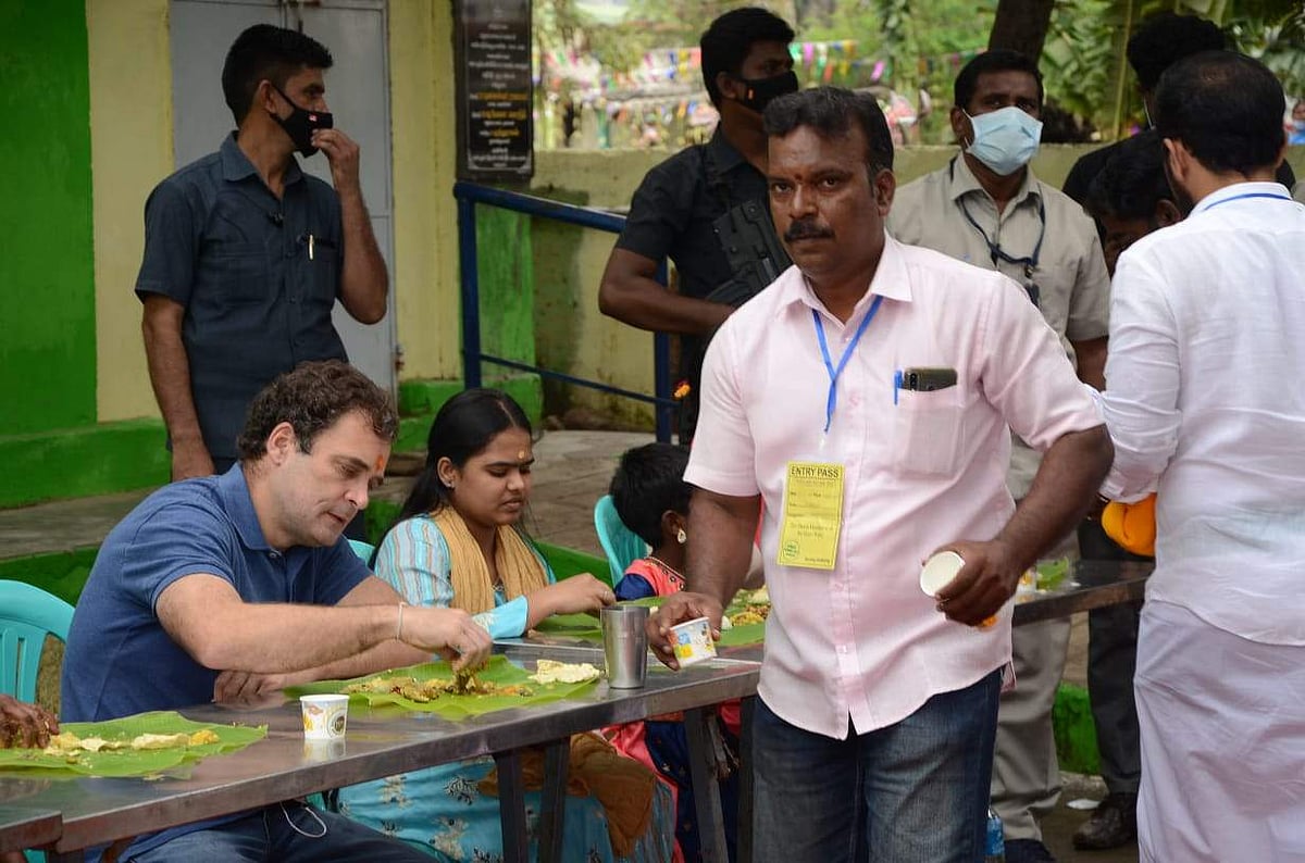 கிராம மக்களுடன் உணவருந்திய ராகுல்காந்தி