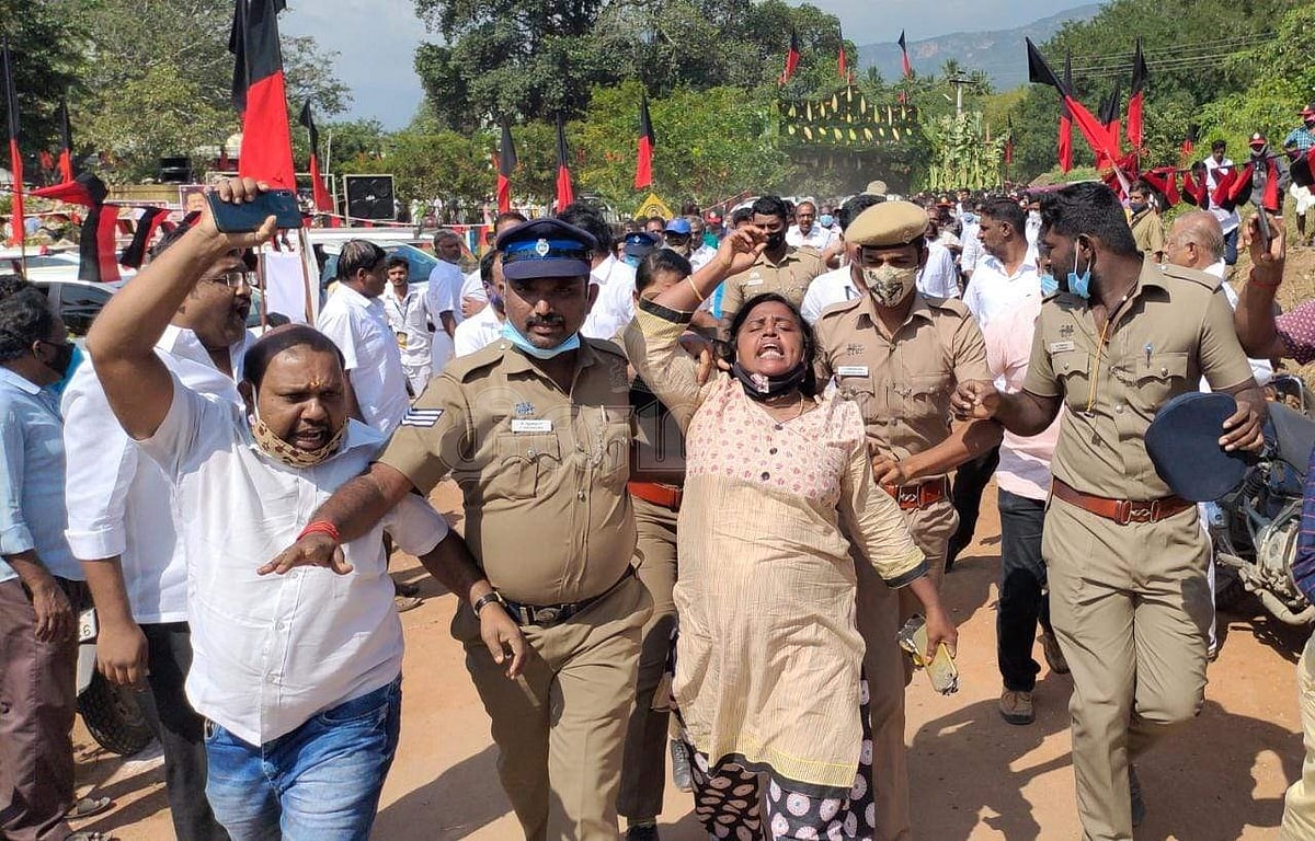 காவலர்கள் அழைத்துச் சென்ற போது, அந்த பெண்மணி அமைச்சர் எஸ்.பி. வேலுமணி வாழ்க என கோஷமிட்டுச் சென்றார்.