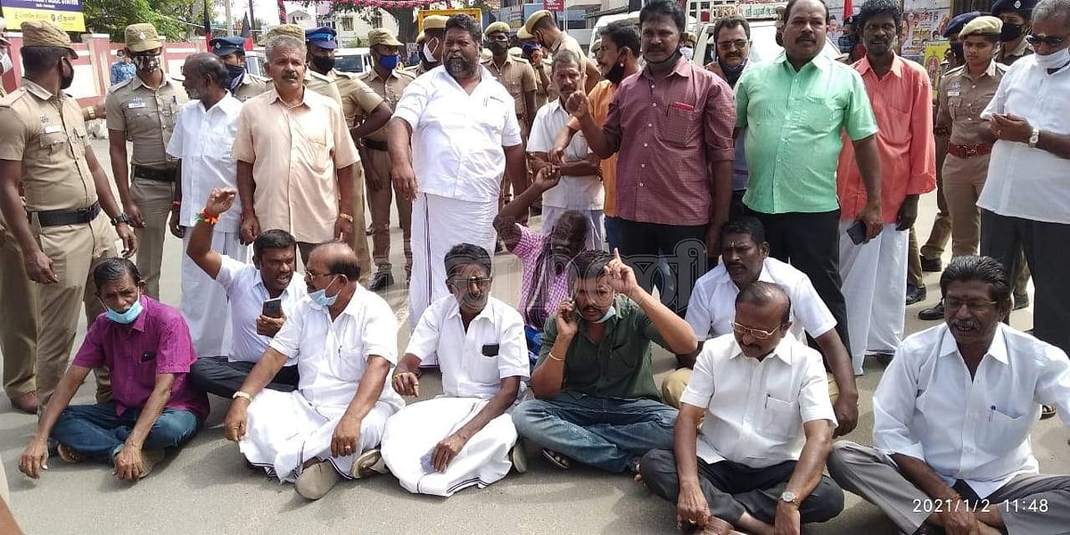 தொண்டாமுத்தூரில் மறியலில் ஈடுபட்ட அதிமுகவினர்.