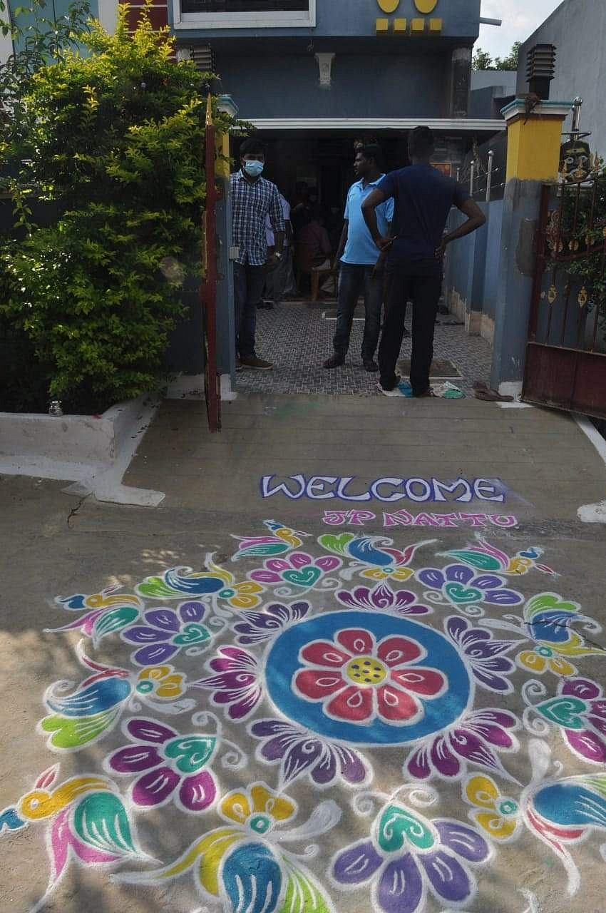 நடராஜனின் வீட்டின் முன்பு வண்ணக் கோலமிட்டு வரவேற்கத் தயாராக இருக்கும் உறவினர்கள்