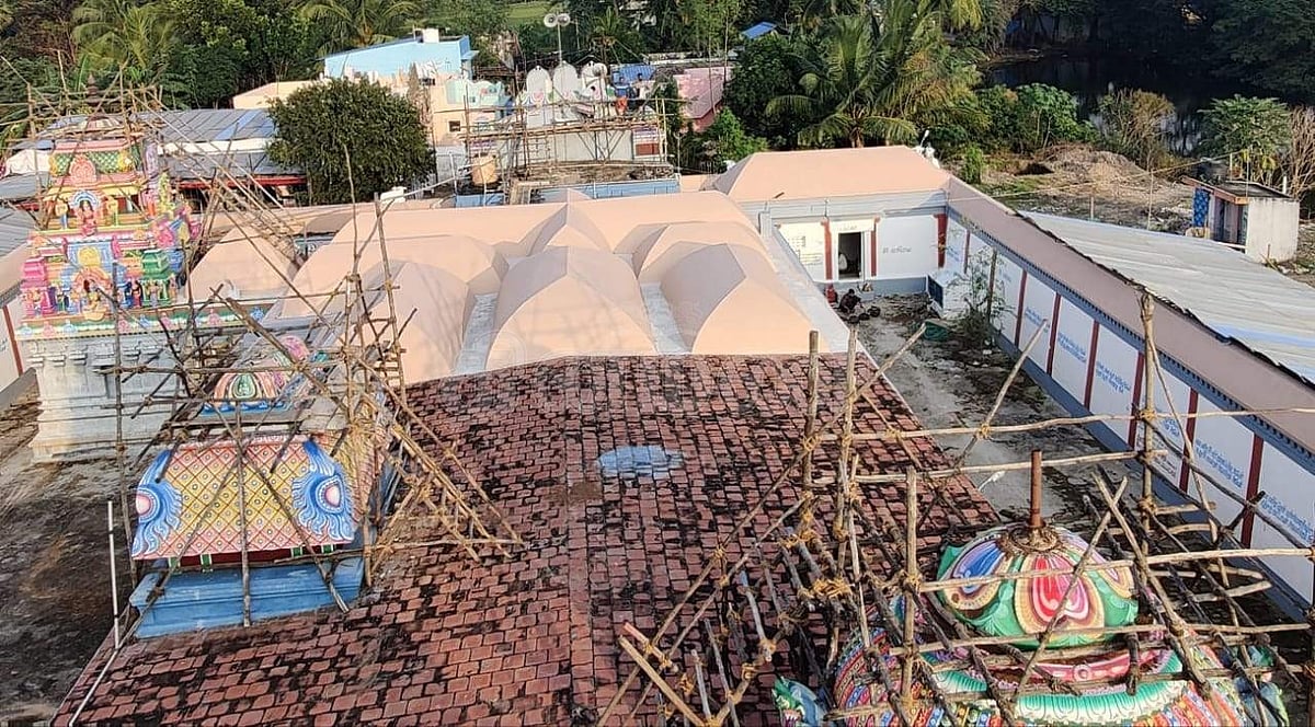 கும்பாபிஷேகத்துக்குத் தயாராக உள்ள கோயில்கந்தன்குடி கோபுரங்கள். 