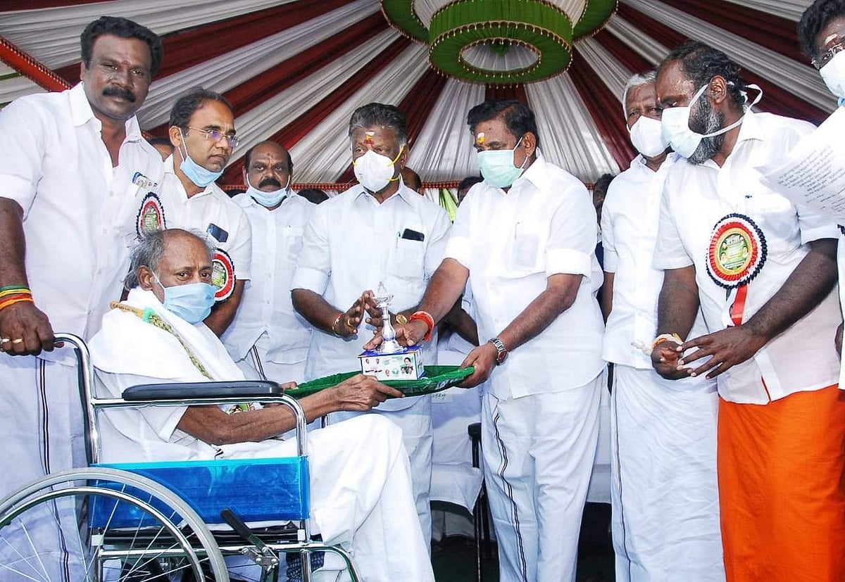 அதிமுக மூத்த நிர்வாகிகளுக்கு நினைவுப்பரிசு வழங்கும் முதல்வர்