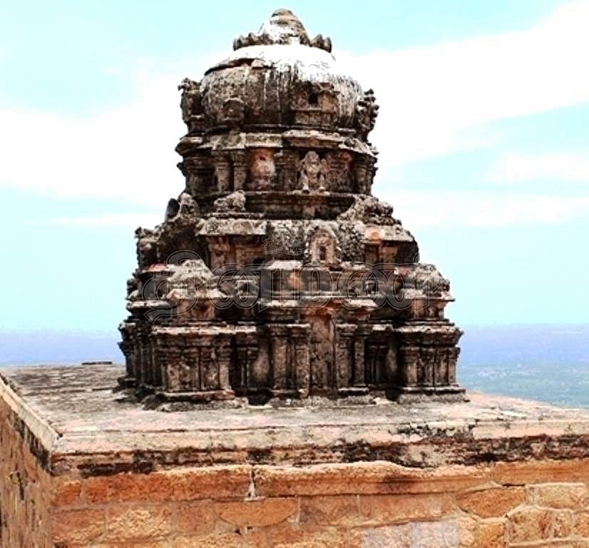 சங்ககிரி மலை உச்சியில் உள்ள அருள்மிகு சென்னகேவப்பெருமாள் கோயிலின் கோபுரம். 