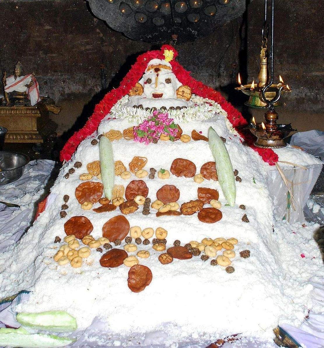 அன்ன அலங்காரத்தில் சுயம்பு லிங்கமாக மகுடேசுவரர் சுவாமி.