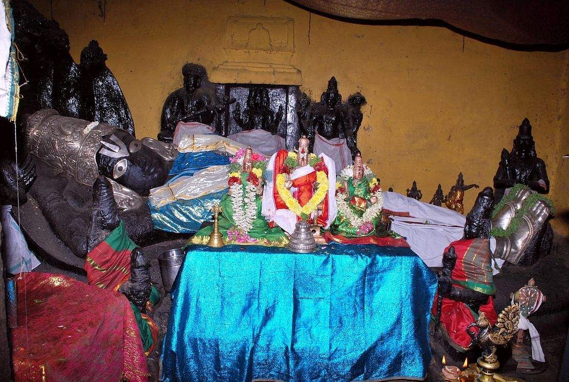 பள்ளிகொண்ட கோலத்தில் காட்சியளிக்கும் மூலவர் வீரநாராயணப் பெருமாள்