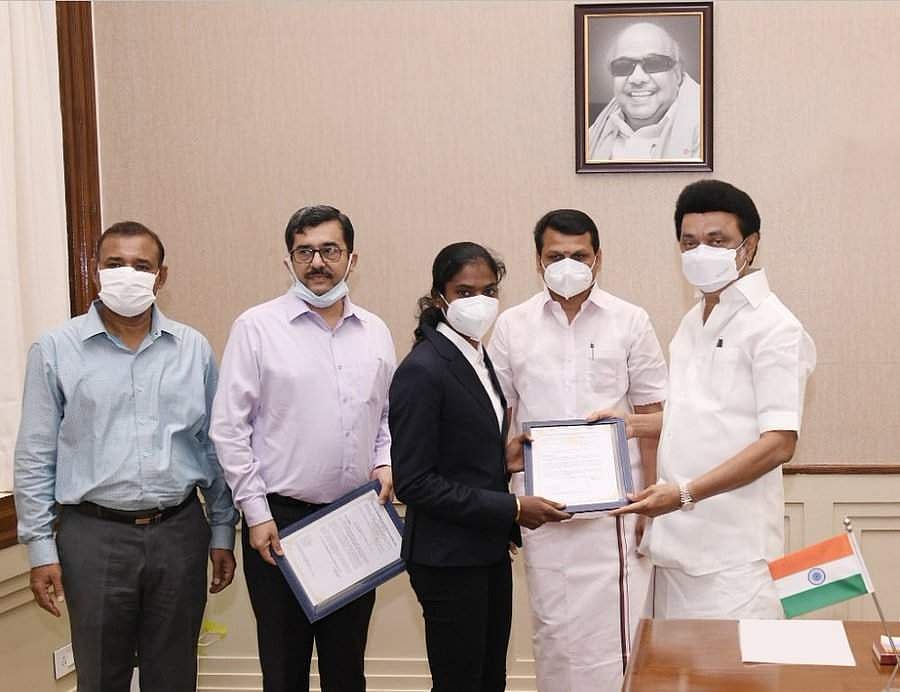 தனலட்சுமிக்குப் பணி நியமன ஆணையை வழங்கும் தமிழக முதல்வர் மு.க. ஸ்டாலின்