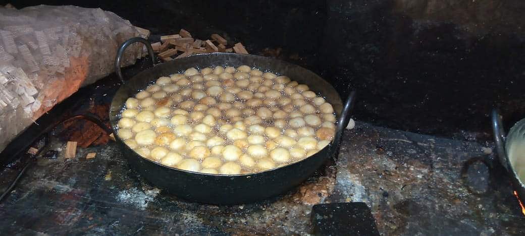 சூடான எண்ணெயில் பொரிக்கப்படுகின்ற மக்கன் பேடா