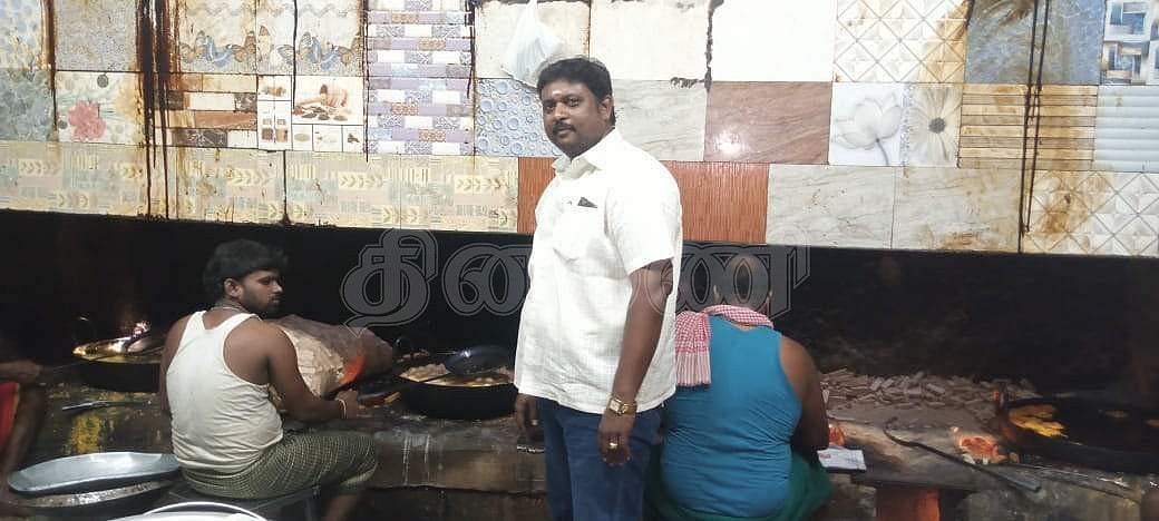 ஆற்காடு புதிய மிட்டாய் கடையில் மக்கன் பேடா தயாரிக்கும் பணியில் தொழிலாளர்கள்.