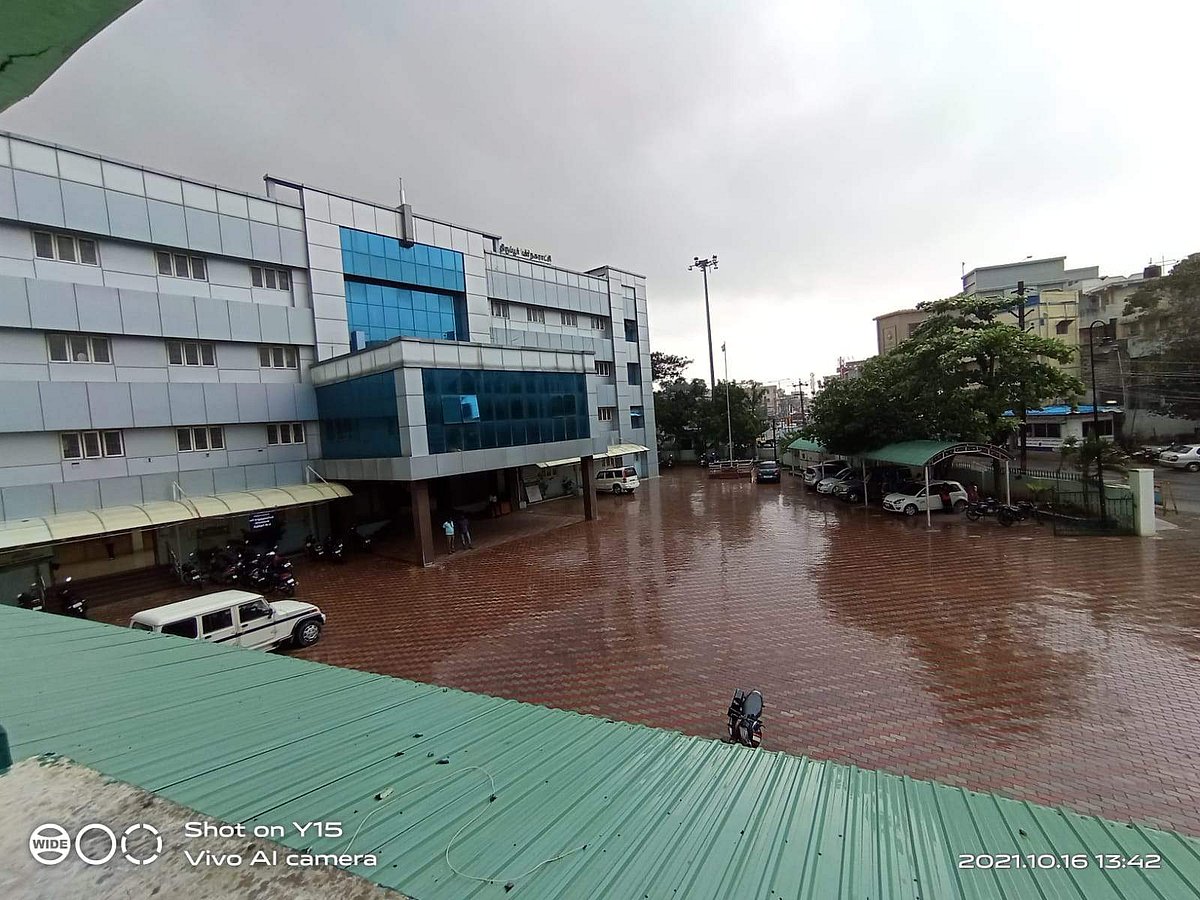 திருப்பூர் மாநகராட்சி அலுவலக வளாகத்தில் தேங்கியுள்ள மழை நீர்.