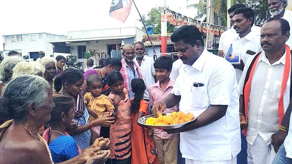 அதிமுக பொன்விழா ஆண்டையொட்டி பொதுமக்களுக்கு இனிப்புகளை வழங்குகிறார் சங்ககிரி ஊராட்சி ஒன்றிய துணைத்தலைவர் ஏ.பி.சிவக்குமாரன்.