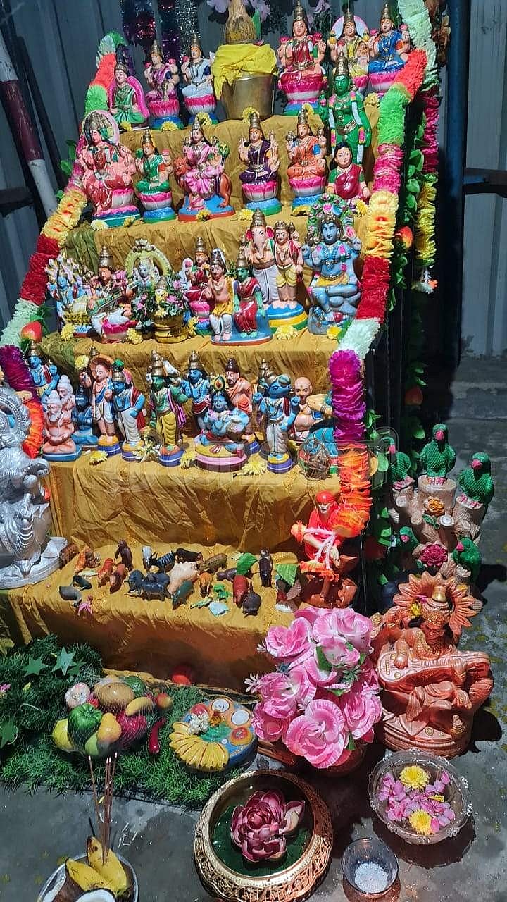 மானாமதுரை அருகே கரிசல்குளம் முத்துமாரியம்மன் கோயிலில் நவராத்திரியை முன்னிட்டு காட்சிக்கு வைக்கப்பட்டுள்ள கொலு அலங்காரம்.
