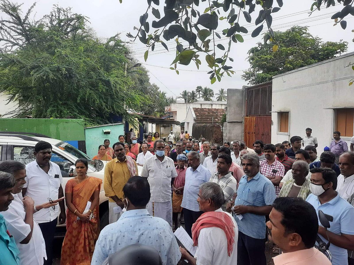 விரைவில் பணி துவங்குவதாக உறுதியளித்த வேலாயுதம்பாளையம் ஊராட்சி மன்ற தலைவர் சாந்தி வேலுச்சாமி