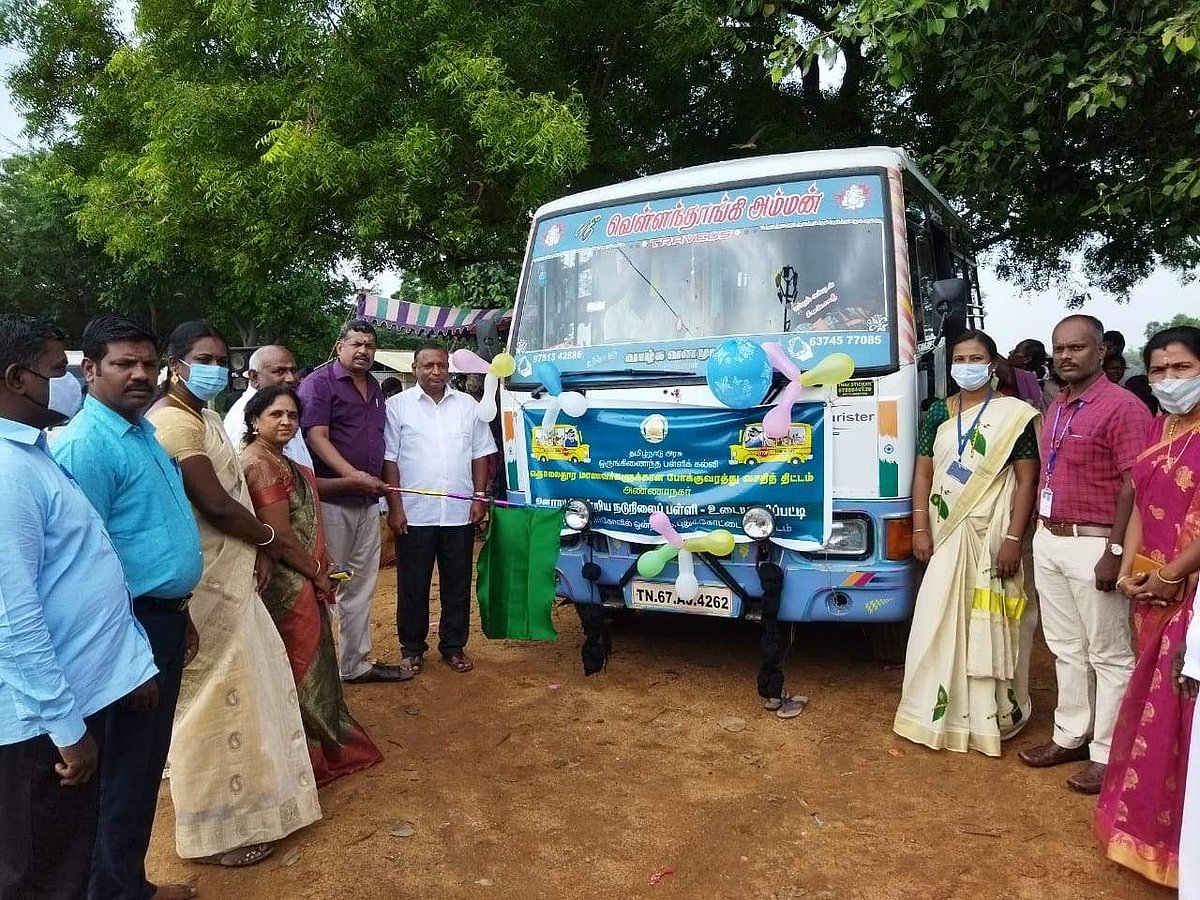 தொலைதூர மாணவர்களுக்கான வாகன வசதித் திட்டத்தைத் தொடங்கி வைத்த மாவட்ட முதன்மைக் கல்வி அலுவலர் சாமி சத்தியமூர்த்தி.