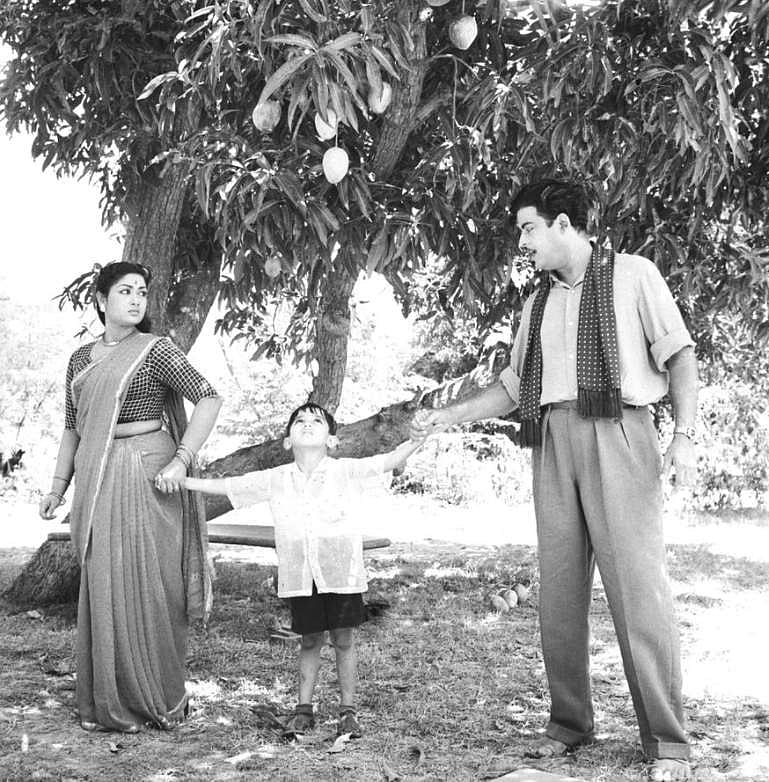 களத்தூர் கண்ணம்மா படத்தில் ஜெமினி கணேசன் - சாவித்திரி - கமல் ஹாசன்