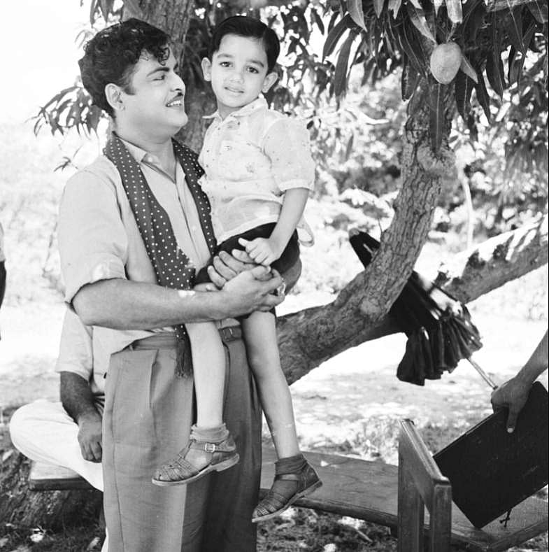 களத்தூர் கண்ணம்மா படத்தில் ஜெமினி கணேசன்- கமல் ஹாசன்