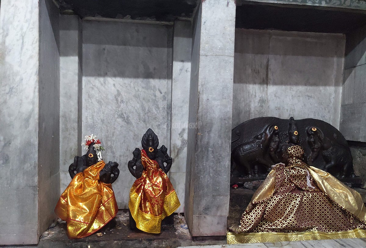 ஒரே சன்னதியில் அமைந்துள்ள துர்க்கை, சரசுவதி - லட்சுமி அம்மன்கள்