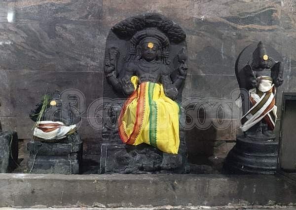 திசைமாறிய நிலையில் கிழக்கு நோக்கி காட்சியளிக்கும் தட்சிணாமூர்த்தி.