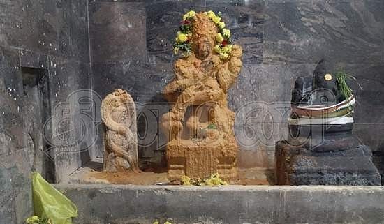 சந்தனம் பூசி பக்தர்கள் வழிபடும் ஜுரஹரேசுவரர் சன்னதி