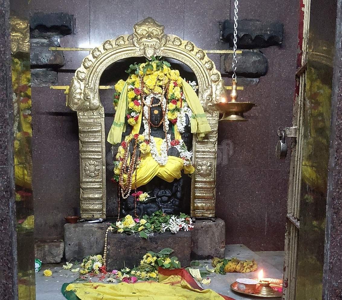 தெற்குநோக்கின் பாம்பின் மீது அமர்ந்திருக்கும் தட்சிணாமூர்த்தி