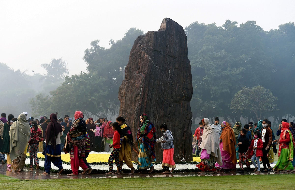     இந்திரா காந்தி நினைவிடத்தில் மரியாதை செலுத்திய மக்கள். 