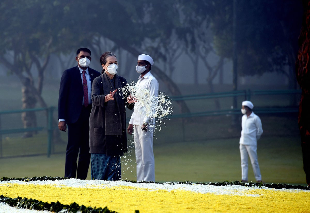   இந்திரா காந்தி நினைவிடத்தில் சோனியா காந்தி மரியாதை 