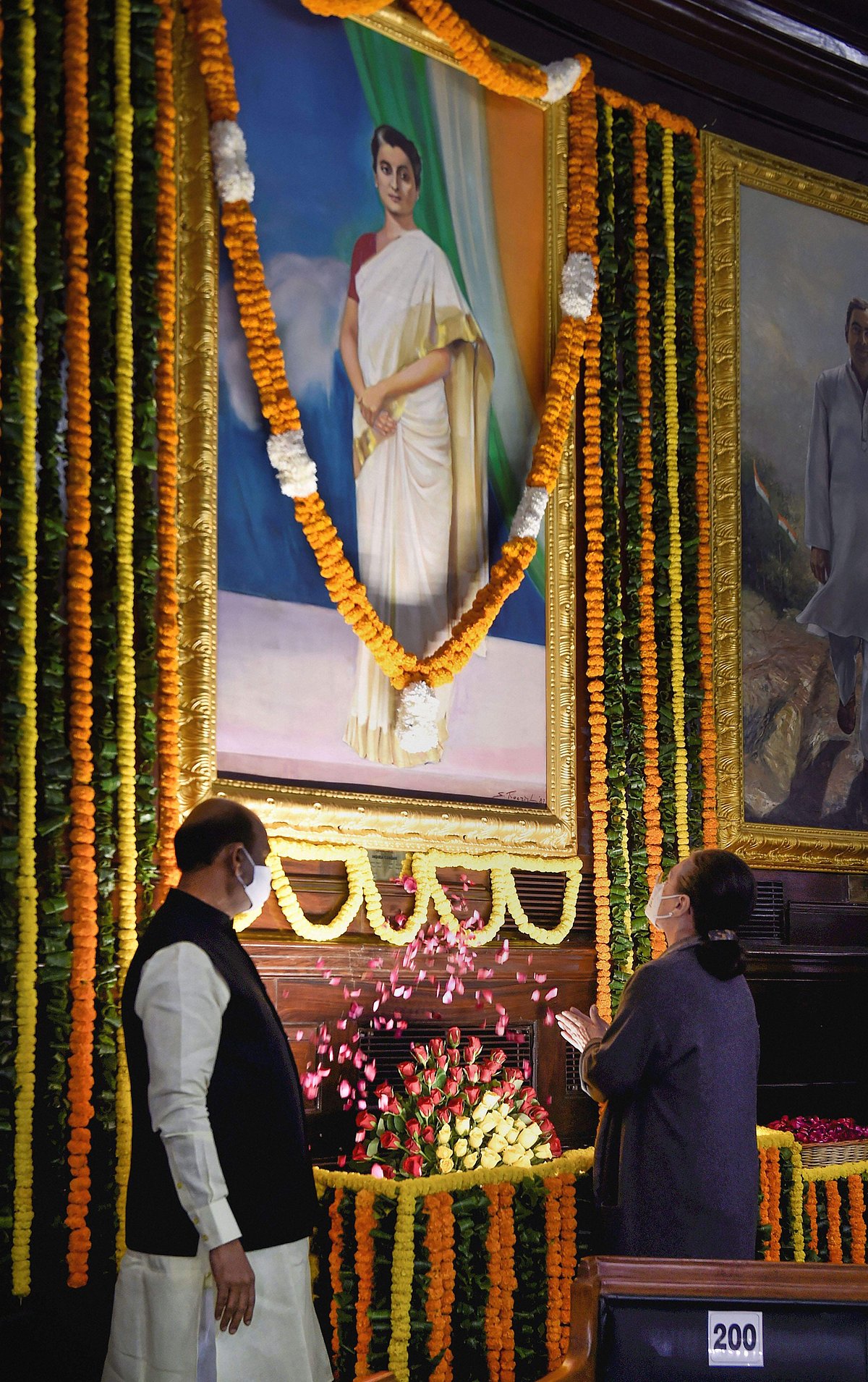 நாடாளுமன்றத்தில் இந்திரா காந்தியின் திருவுருவப் படத்திற்கு சோனியா காந்தி மரியாதை. 
