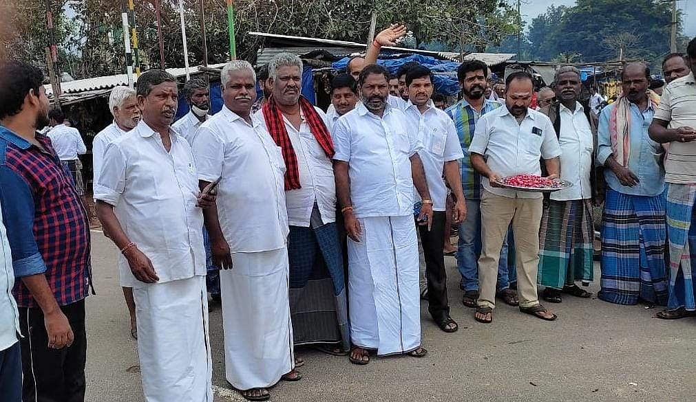 கல்வராயன்மலை கருமந்துறையில் பொதுமக்களுக்கு இனிப்பு வழங்கிய திமுகவினர்