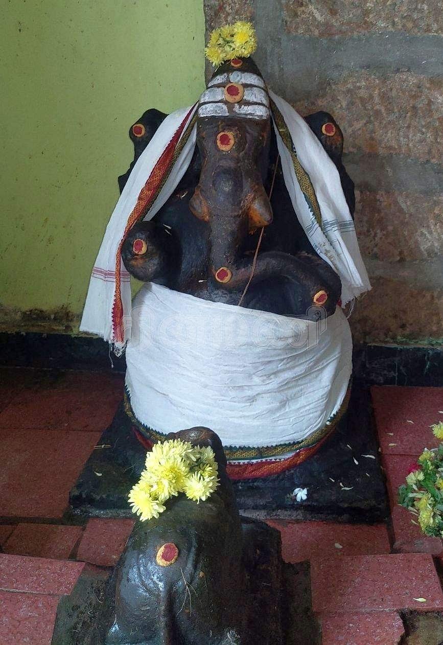 அர்த்தமண்டப நுழைவுவாயிலின் இடதுபுறத்தில் காட்சியளிக்கும் விநாயகர்.