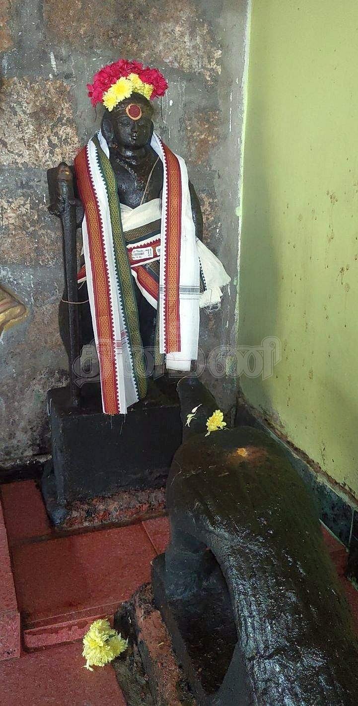 அர்த்தமண்டப நுழைவுவாயில் வலதுபுறத்தில் காட்சியளிக்கும் ஸ்ரீ தண்டாயுதபாணி சுவாமி.