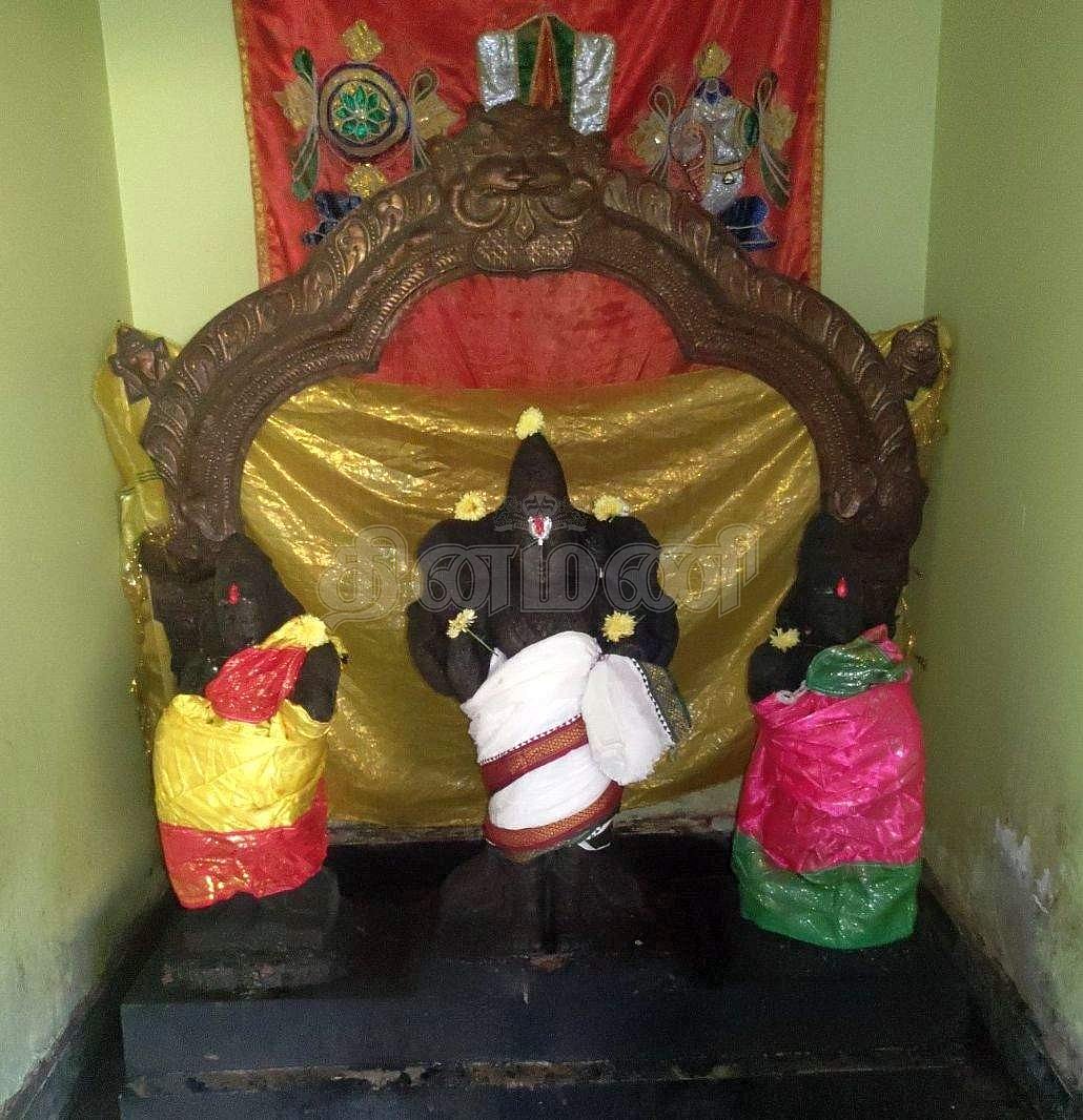 அம்மன் சன்னதிக்கு அருகில் ஸ்ரீதேவி, பூதேவி சமேதராய் காட்சியளிக்கும் சீனிவாசப் பெருமாள்.