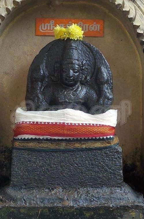 அமர்ந்த நிலையிலுள்ள சந்திரன்