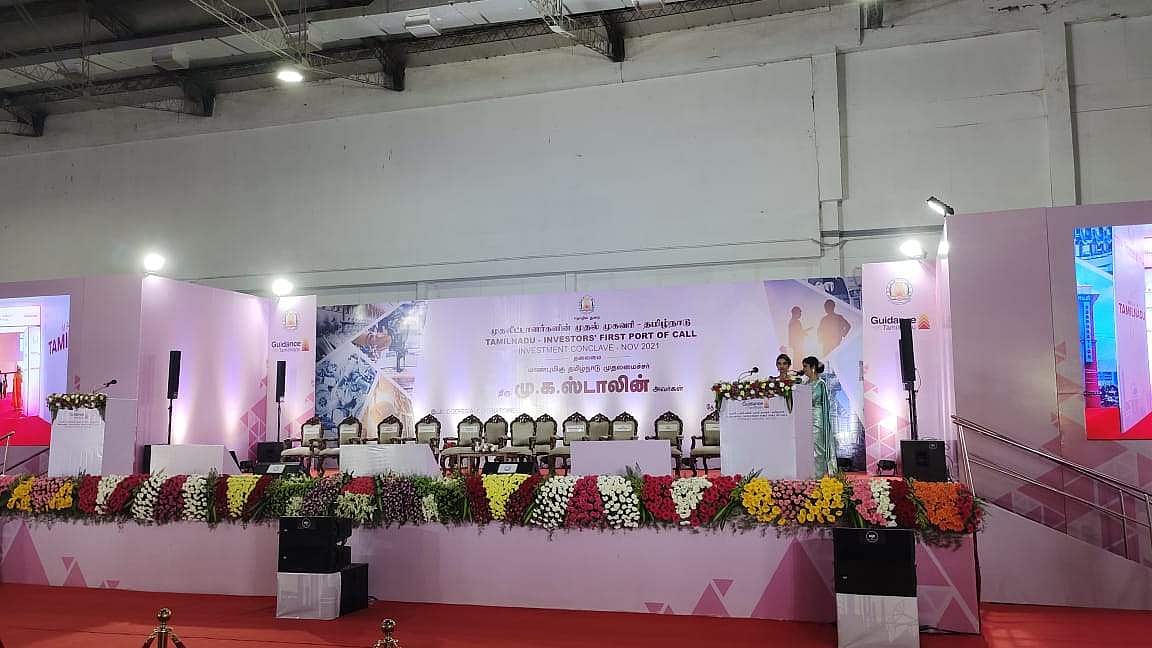 முன்னதாக, அலங்கரித்து வைக்கப்பட்டிருக்கும் விழா மேடை.